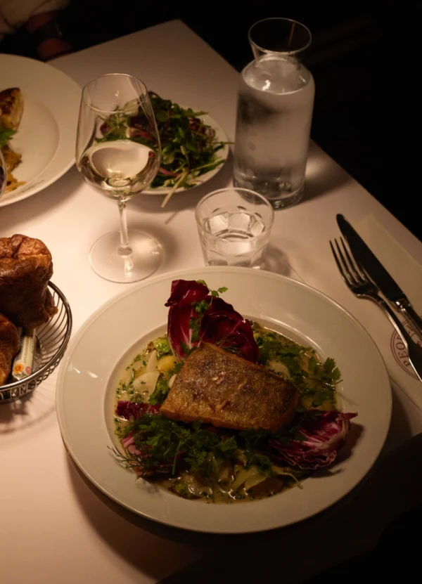 Skindstegt sandart med årstidens grøntsager, kartofler, krydderurter & muslingesauce – helt enkelt og helt forrygende. #sokkelund #frederiksberg #alldaydining