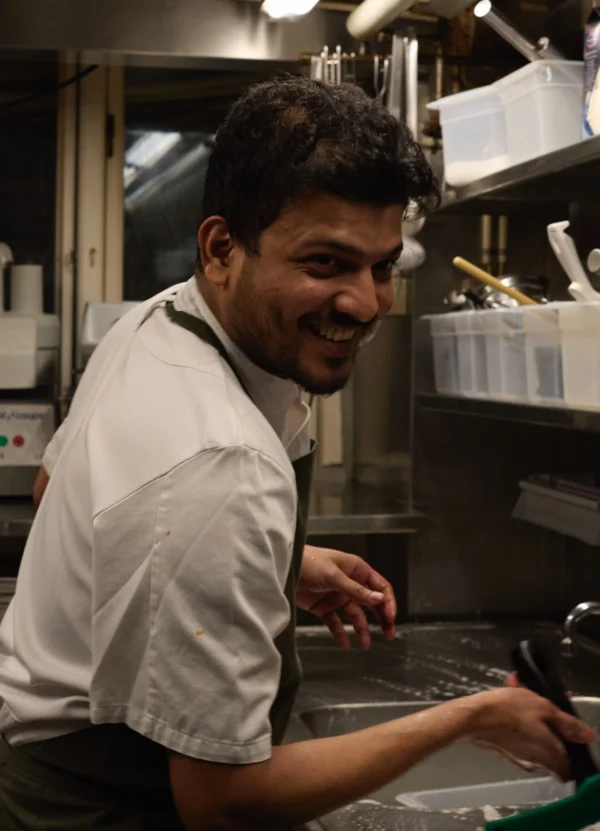 Mød Raju. Et stort smil fra vores produktionkøkken. Raju har været en vigtig del af Sokkelund i snart 2 år. Han kommer fra Bangladesh…